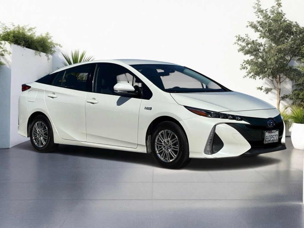 Used 2018 Toyota Prius Prime Premium w/ Preferred Accessory Package FWD image 1