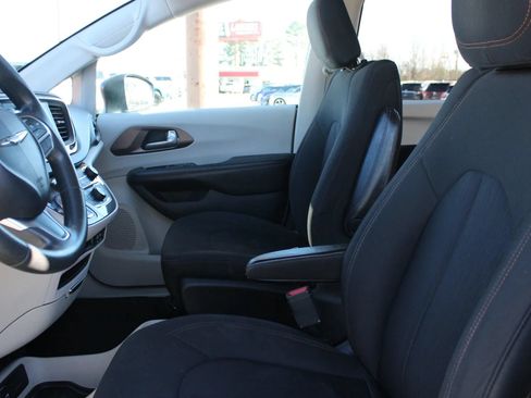 Used 2017 Chrysler Pacifica LX FWD image 16