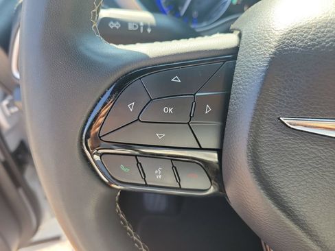 Used 2024 Chrysler Pacifica Touring FWD image 18