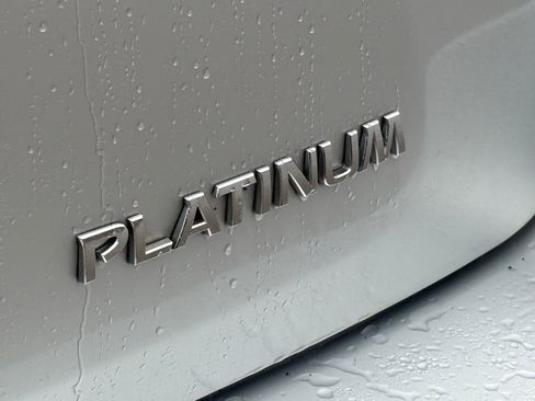 Used 2019 Nissan Pathfinder Platinum image 12