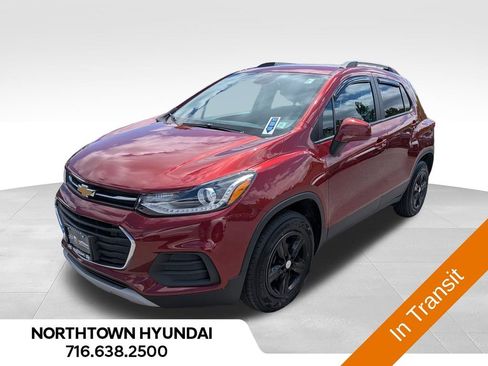 Used 2021 Chevrolet Trax LT w/ Premium Seat Package AWD/4WD image 1