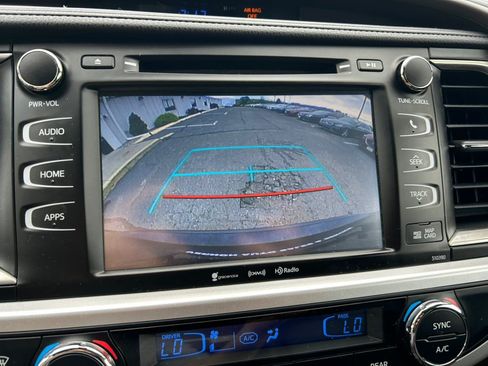 Used 2019 Toyota Highlander XLE AWD/4WD image 28