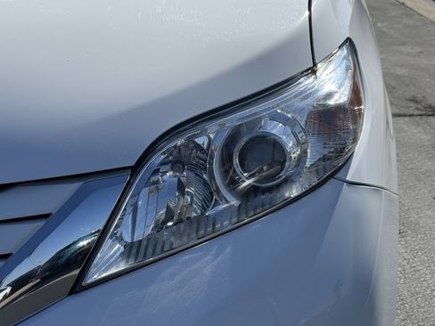 Used 2017 Toyota Sienna LE FWD image 6