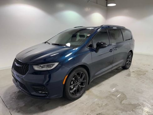 Used 2025 Chrysler Pacifica Limited FWD image 3