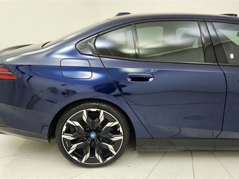 Used 2025 BMW i5 eDrive40i w/ M Sport Package image 12