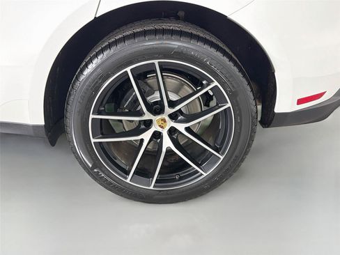 Certified 2024 Porsche Macan AWD/4WD image 12