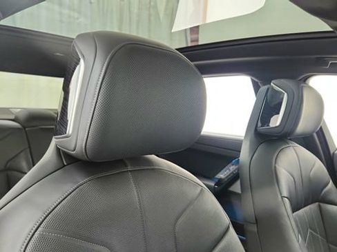 Used 2024 BMW 740i xDrive w/ Premium Package image 23