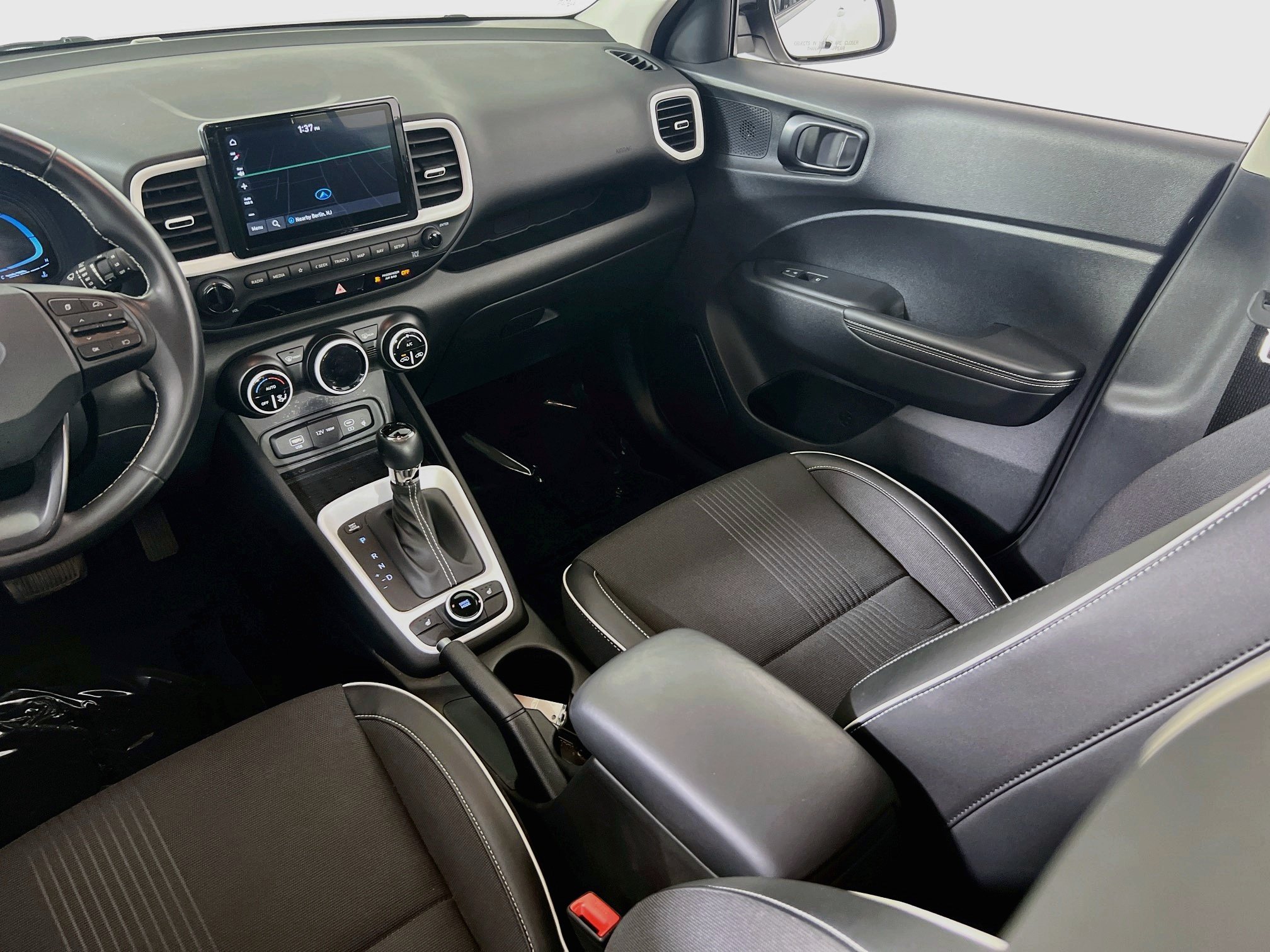 Used 2023 Hyundai Venue Limited FWD image 22