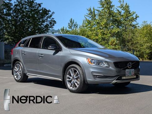 Used 2018 Volvo V60 T5 Cross Country w/ Convenience Package image 1
