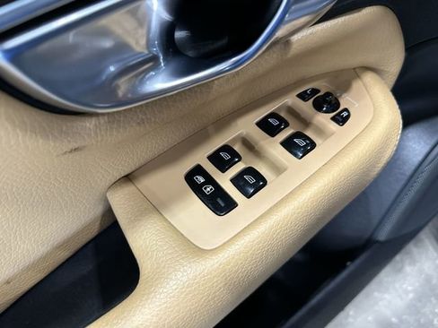 Used 2018 Volvo XC90 T6 Momentum w/ Convenience Package image 19