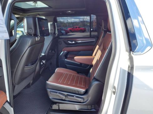 Used 2023 GMC Yukon XL Denali Ultimate image 12