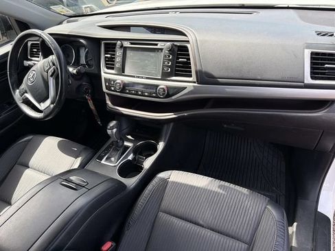 Used 2018 Toyota Highlander Plus FWD image 16