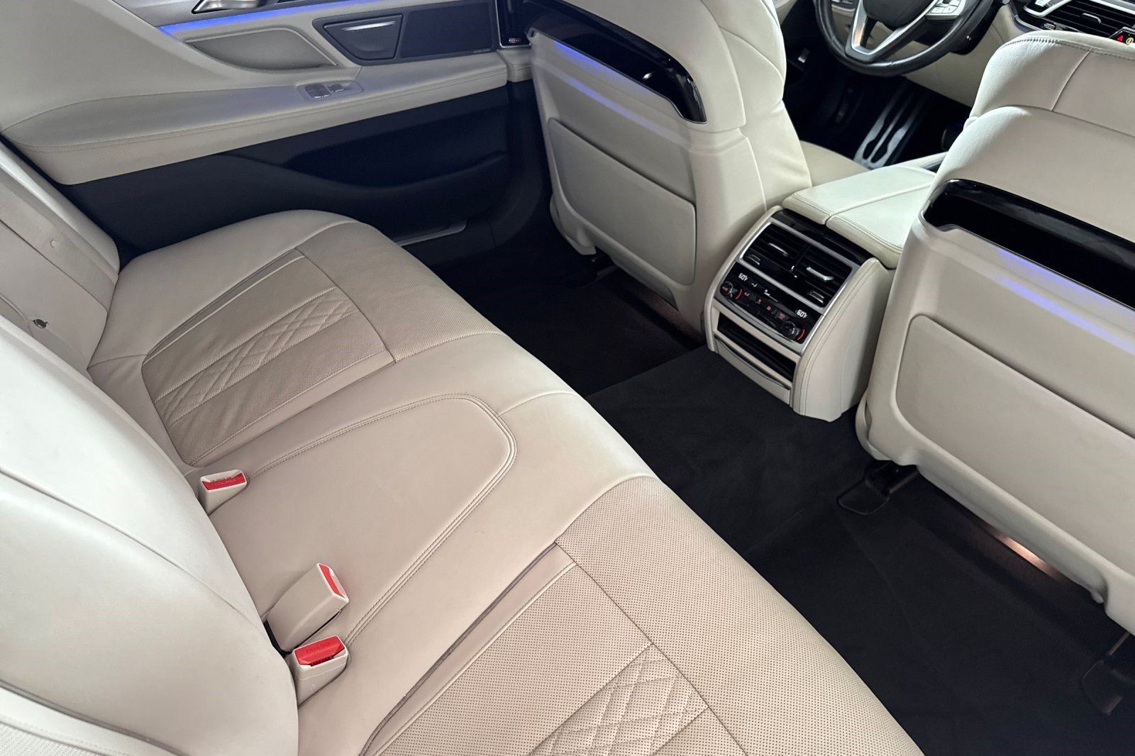 Used 2019 BMW 750i w/ Executive Package RWD image 34