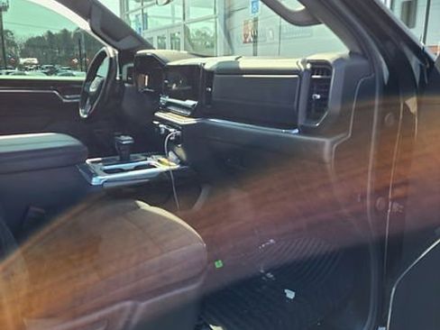 Used 2025 GMC Sierra 1500 Elevation w/ Preferred Package image 4