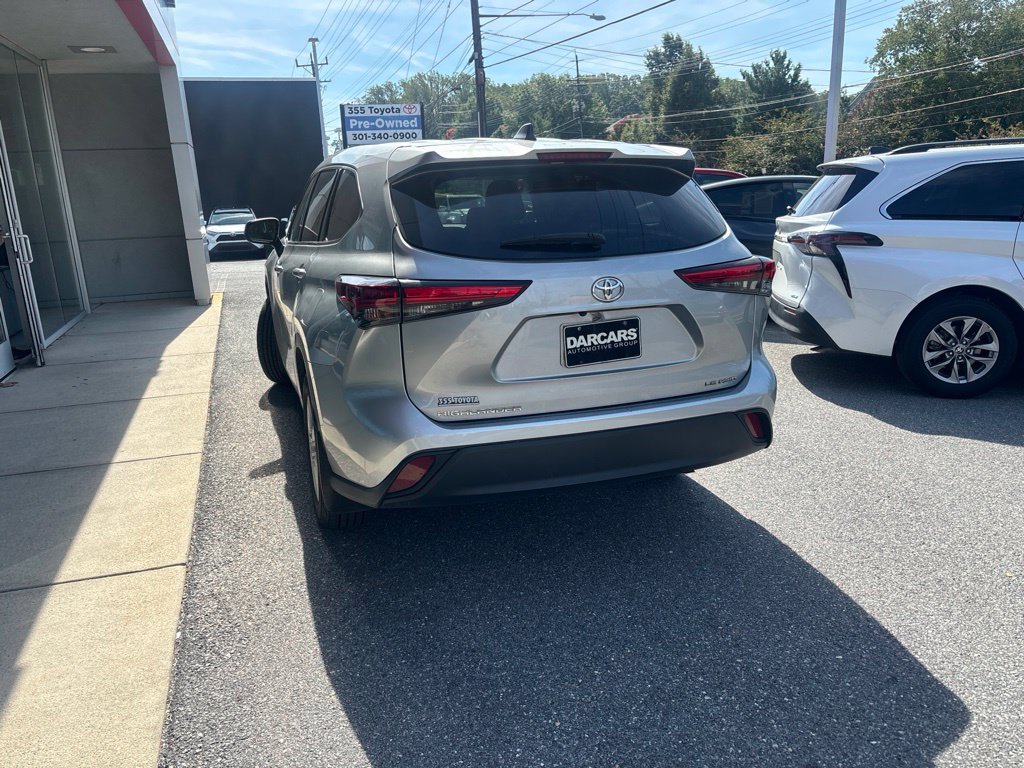Used 2022 Toyota Highlander LE AWD/4WD image 4
