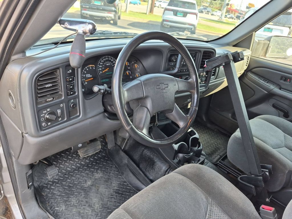 Used 2004 Chevrolet Silverado 2500 LS w/ Skid Plate Package AWD/4WD image 9