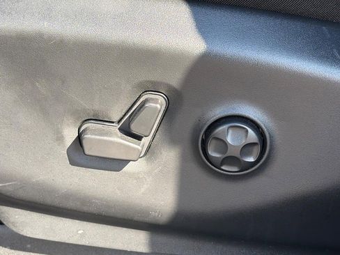 Used 2025 Chrysler Pacifica Select FWD image 19