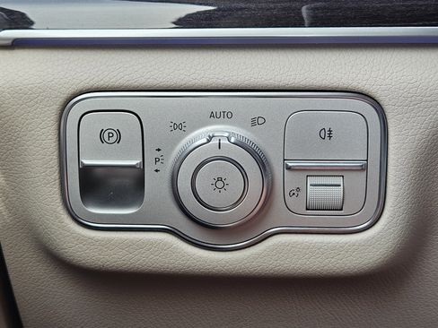 Used 2021 Mercedes-Benz GLS 580 4MATIC image 23