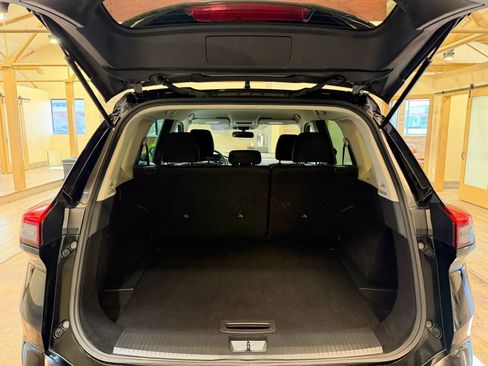 Used 2025 Nissan Rogue S image 17