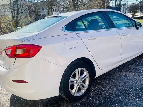 Used 2018 Chevrolet Cruze LT w/ Convenience Package FWD image 9