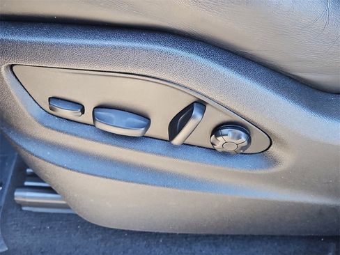 Certified 2023 Porsche Cayenne Platinum Edition image 29