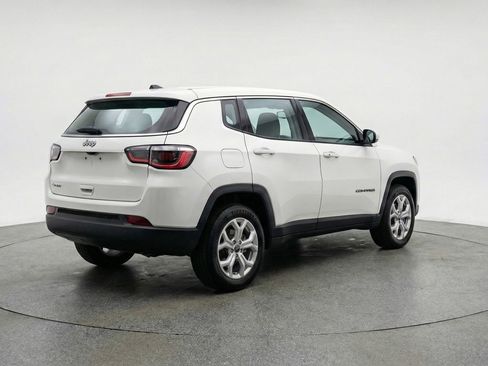 Used 2025 Jeep Compass Latitude image 9