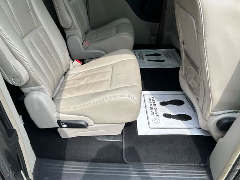 Used 2014 Chrysler Town & Country Touring w/ Trailer Tow Group FWD image 11
