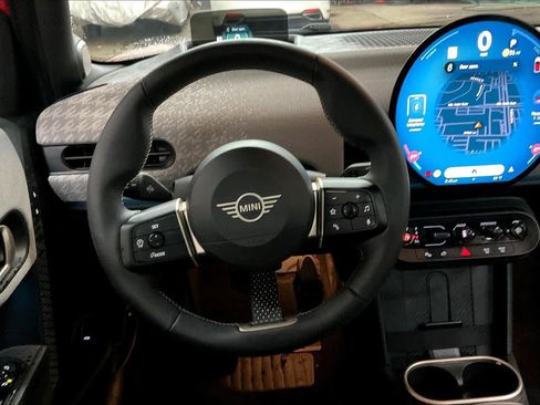 Certified 2025 MINI Cooper 4-Door Hardtop image 8