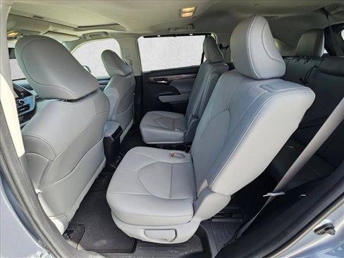 Used 2023 Toyota Highlander Limited FWD image 18
