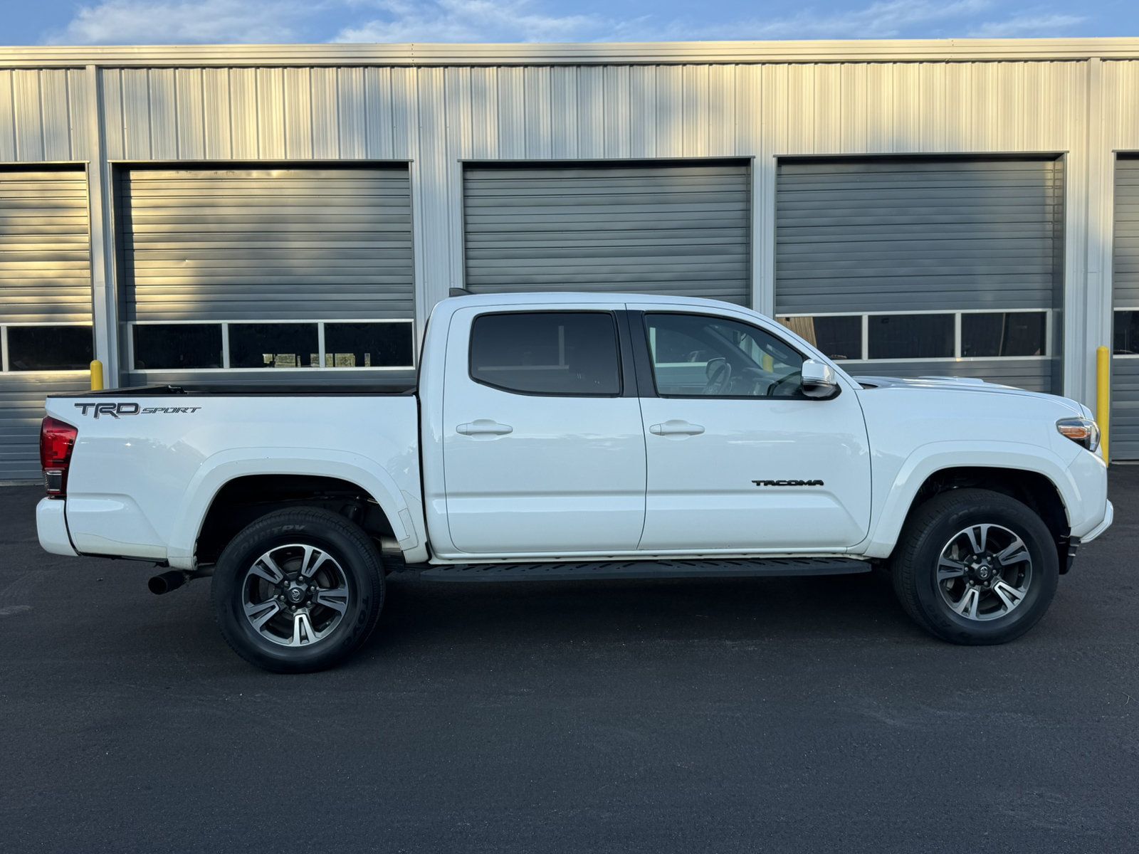 Used 2017 Toyota Tacoma TRD Sport w/ Tow Package RWD image 4