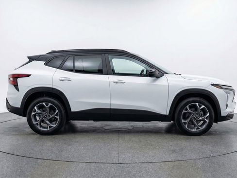 Used 2025 Chevrolet Trax LT w/ LT Convenience Package FWD image 11