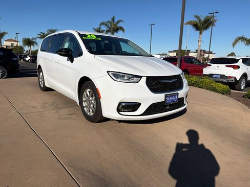 Used 2024 Chrysler Pacifica Touring-L image 3