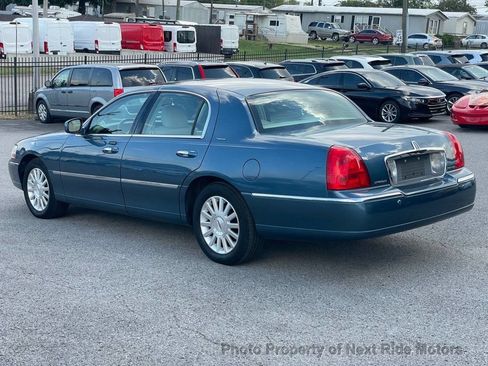 Used 2003 Lincoln Town Car Signature RWD image 4