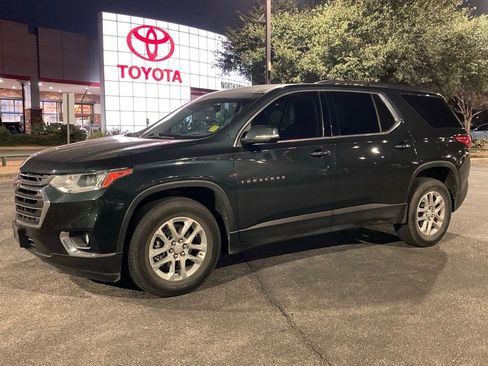 Used 2021 Chevrolet Traverse LT image 1