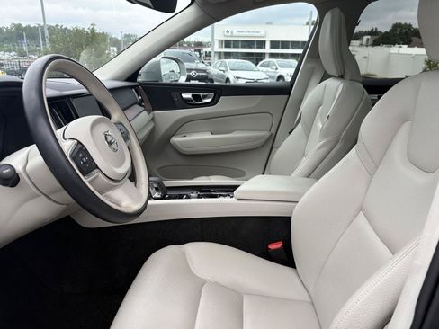 Used 2022 Volvo XC60 B5 Momentum w/ Climate Package AWD/4WD image 7