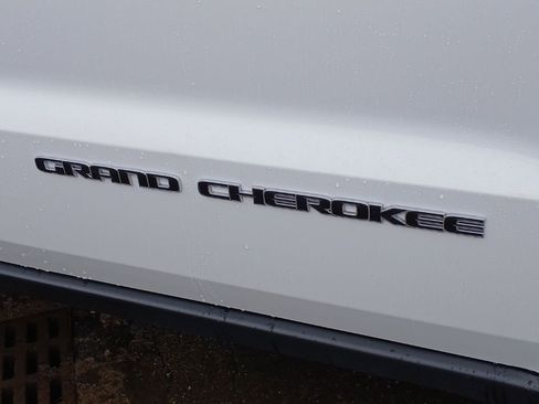 Used 2021 Jeep Grand Cherokee Limited w/ Trailer Tow Group IV image 27