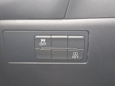 Used 2017 MAZDA MAZDA3 Sport image 22