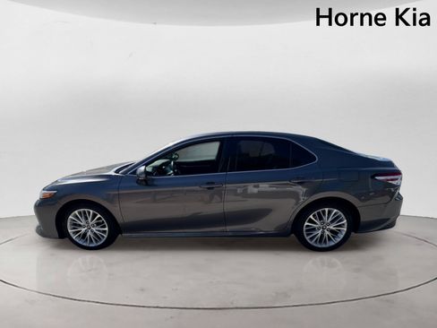Used 2018 Toyota Camry XLE FWD image 6