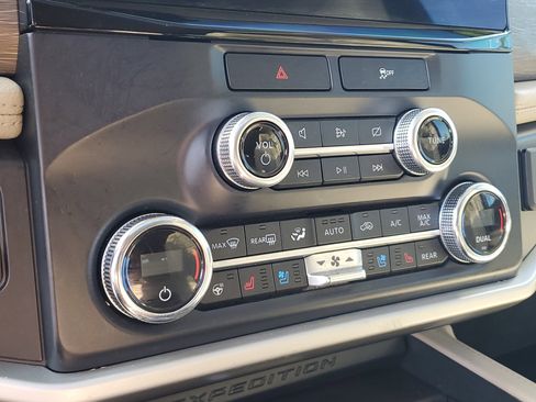 Used 2022 Ford Expedition Max Limited image 12