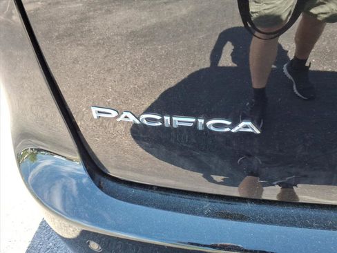 Used 2025 Chrysler Pacifica Select FWD image 7