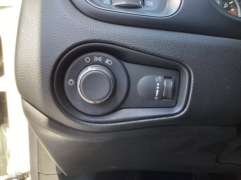 Used 2023 Jeep Renegade Latitude AWD/4WD image 25