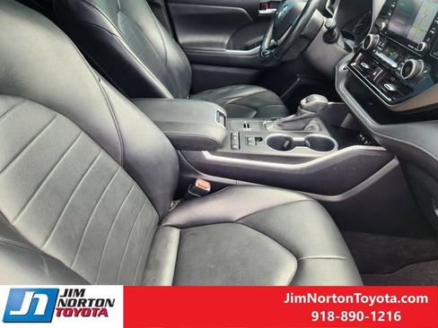 Used 2020 Toyota Highlander XLE FWD image 15
