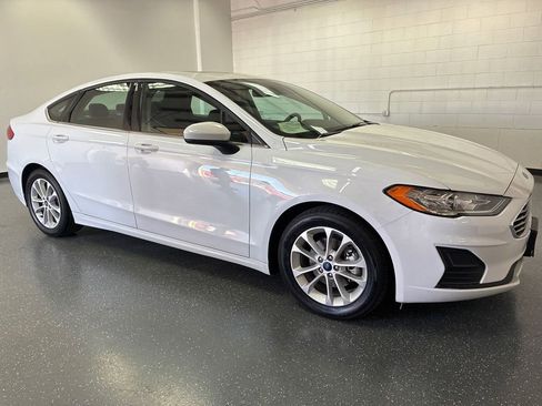 Used 2019 Ford Fusion SE FWD image 2