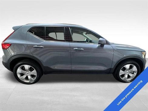Used 2022 Volvo XC40 T5 Momentum image 4