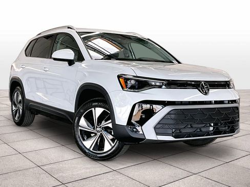 New 2026 Volkswagen Taos SE image 2