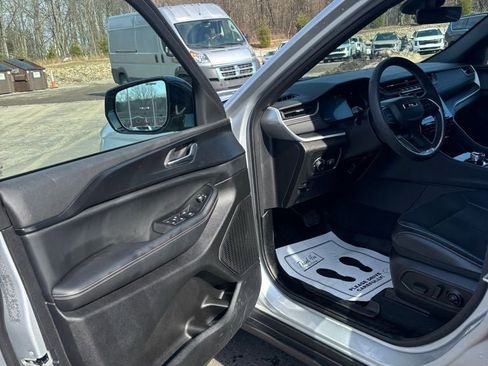 Used 2025 Jeep Grand Cherokee Altitude image 8