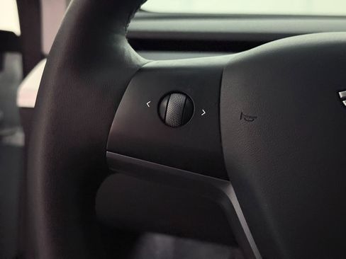 Used 2021 Tesla Model Y Long Range image 37