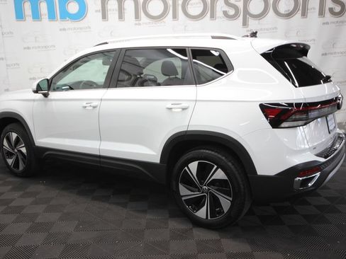 Used 2025 Volkswagen Taos SE AWD/4WD image 2
