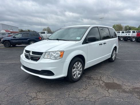 Used 2020 Dodge Grand Caravan SE w/ UConnect Hands-Free Group FWD image 3