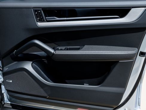 Certified 2025 Porsche Cayenne Coupe image 29